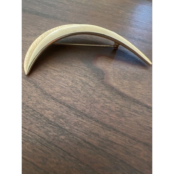 Crown Trifari Vintage Rare Brooch Brushed Goldtone Moon Leaf Elegant - Picture 7 of 7